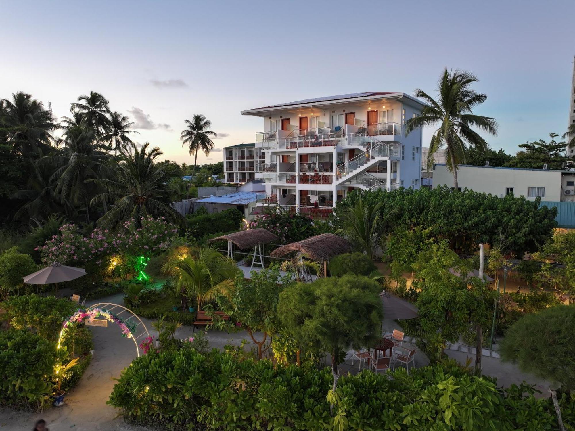 Reef Edge Thulusdhoo, Maldives Hotel Exterior photo